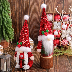 Détail de gnomes de Noël à paillettes avec bonnets longs et barbes en fausse fourrure