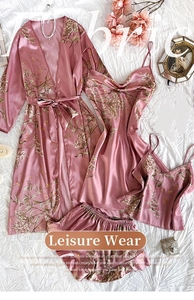 Détail d'un ensemble de nuit 4 pièces en satin fleuri avec robe en couleur rose lotus