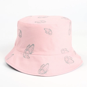 Gros plan sur un chapeau bob en coton rose avec motifs de papillons argentés et coutures