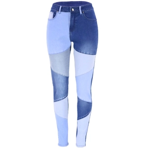 Dettaglio dei jeans skinny patchwork a vita alta con inserti in denim blu multicolore