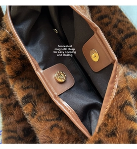 Détail du fermoir magnétique doré invisible et de la peluche léopard sur le sac fourre-tout