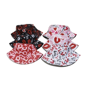 Chapeaux bob avec imprimés cœur LOVE et lèvres en couleurs noir, blanc et rose
