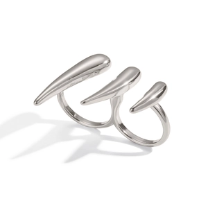 Détail de la bague double doigt argentée avec un design profilé en forme de griffe