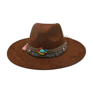 Dettaglio cappello cowboy marrone con pietra turchese, perline e frange colorate