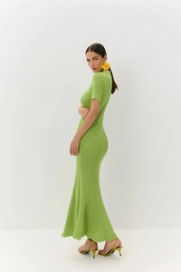 Abito in maglia aderente verde erba con maniche corte ed elegante fondo a sirena