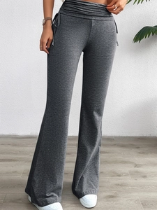 Détail du pantalon évasé gris foncé à taille haute avec cordon de serrage et fronces