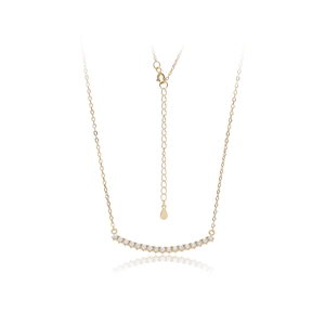 Détail du collier doré avec pendentif sourire incrusté de zircons cubiques brillants
