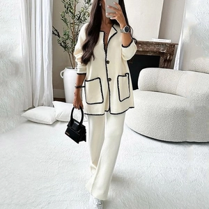 Conjunto de punto de dos piezas en blanco roto con ribete ondulado negro para mujer
