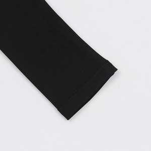 Dettaglio dei polsini in maglia nera con cuciture a doppio ago resistenti e precise
