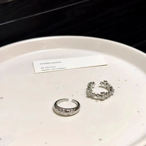 Anelli a croce minimalisti in argento con incisione a stella e design floreale traforato