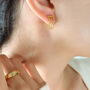 Boucles d'oreilles pompon à trois perles en acier titane doré et bague motif étoile
