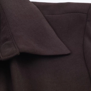 Vue macro d'un col en tissu sergé marron foncé avec coutures précises et texture premium