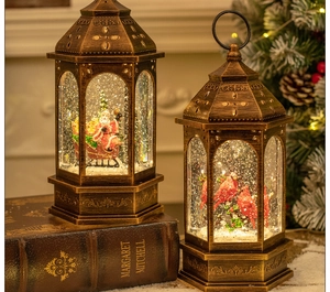 Dettaglio di lanterne natalizie vintage in bronzo con Babbo Natale e neve glitterata