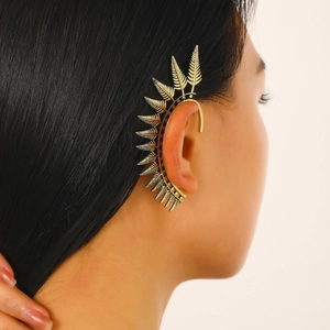 Ear cuff in bronzo vintage a forma di piuma con trama dettagliata e design bohémien
