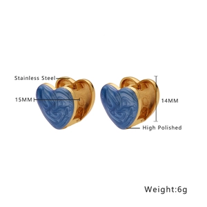 Détail des boucles d'oreilles cœur avec texture émail bleu et dimensions de 15mm