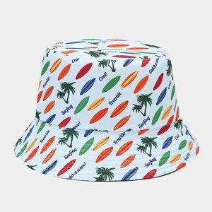 Détail d'un bob bleu clair avec des imprimés d'été de planches de surf et de palmiers