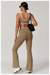 Vue arrière de l'ensemble de yoga kaki avec liserés contrastés et legging évasé