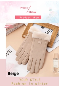 Détail de gants d'hiver beige avec poignets en fausse fourrure et écran tactile