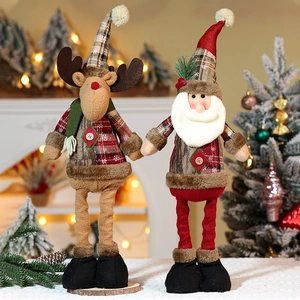 Details von ausziehbaren Weihnachtsfiguren mit Karomuster und festlichen Accessoires