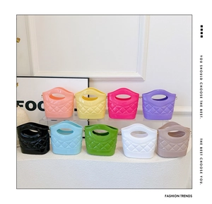 Dettaglio di mini borse in PVC in nove colori vivaci con trama trapuntata a rombi