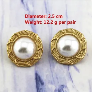 Vue détaillée des boucles d'oreilles perles dorées mates de 2,5 cm et 12,2 g par paire