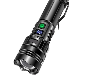 Dettaglio della torcia LED con display digitale della potenza al 100% e tasto verde