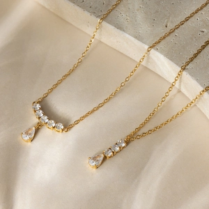 Elegante 18K vergulde roestvrijstalen ketting met fonkelende waterdruppel zirkoon hangers
