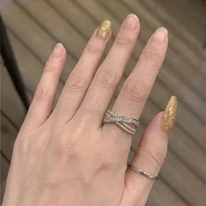 Luxuriöser X-förmiger Ring mit Zirkonia-Besatz am Finger getragen für Damen