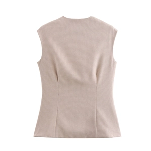 Dettaglio retro del gilet rosa a scacchi senza maniche con vita sciancrata e girocollo
