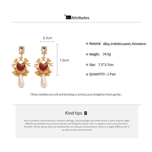 Vue détaillée des boucles d'oreilles ange cœur rouge avec dimensions et spécifications
