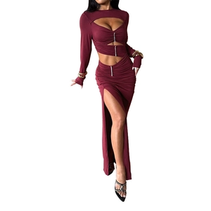 Eng anliegendes weinrotes Langarmkleid mit Cut-outs, Falten und hohem Beinschlitz