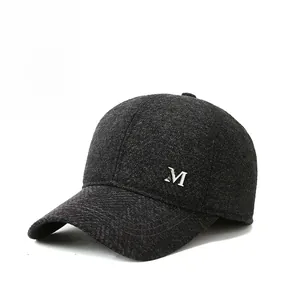 Detail der dunkelgrauen Winter-Baseballkappe mit M-Logo aus Metall und warmer Wollmischung