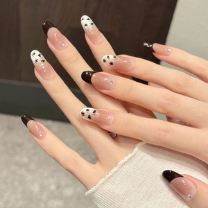 Unghie finte leopardate dipinte a mano con dettagli a cuore e sfumatura glitter