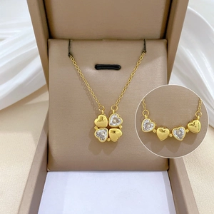 Dettaglio della collana a quadrifoglio magnetico in oro con zirconi brillanti