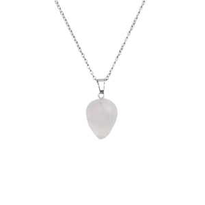 Dettaglio del pendente a goccia in cristallo bianco su elegante catena in metallo
