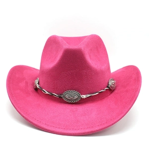 Détail du chapeau de cowboy rose avec boucle argentée gravée et ruban tressé rétro