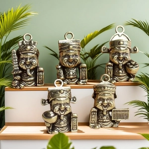 Détail de cinq statues antiques du Dieu de la Richesse en laiton avec gravures