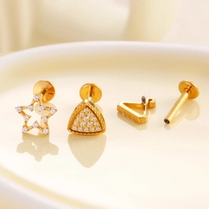 Clous d'oreilles en titane F136 étoile et triangle avec zircons cubiques dorés