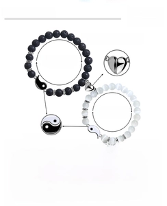 Dettaglio del bracciale Yin Yang con chiusura magnetica a cuore e trame in pietra lavica