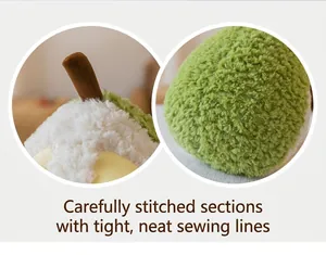 Vista macro delle cuciture sottili e della morbida consistenza in peluche della bambola