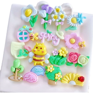 Lot de breloques DIY en résine colorée avec motifs abeilles fleurs et textes sur plateau