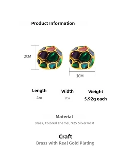 Détail de boucles d'oreilles émaillées colorées mesurant 2x2cm avec tiges en argent 925