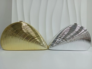 Detalle de los bolsos de fiesta tipo concha en acrílico dorado y plateado metálico
