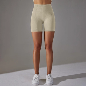 Dettaglio degli shorts da yoga senza cuciture a vita alta con trama a nido d'ape