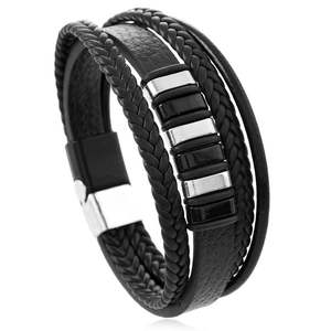 Détail du bracelet multicouche en cuir tressé noir avec perles argentées et fermoir magnétique