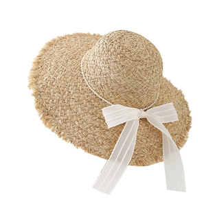 Cappello estivo in rafia con eleganti perle e grande fiocco in rete decorativo