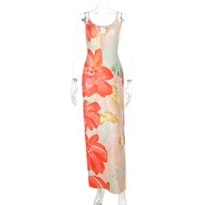 Detailaufnahme des Ausschnitts mit Cut-out und Bindeband am floralen Maxikleid
