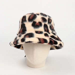 Cappello bucket in ecopelliccia leopardata per l'inverno mostrato su testa di manichino