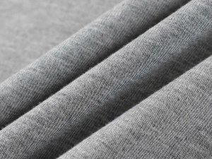 Vue macro détaillée de la texture en modal gris d'un haut ajusté à col en V à manches