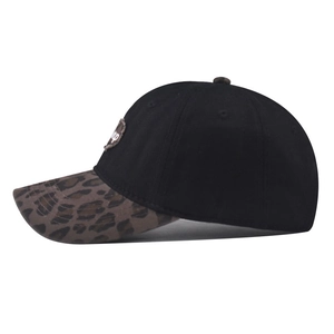Détail d'une casquette en coton avec visière léopard et broderie circulaire sur le côté